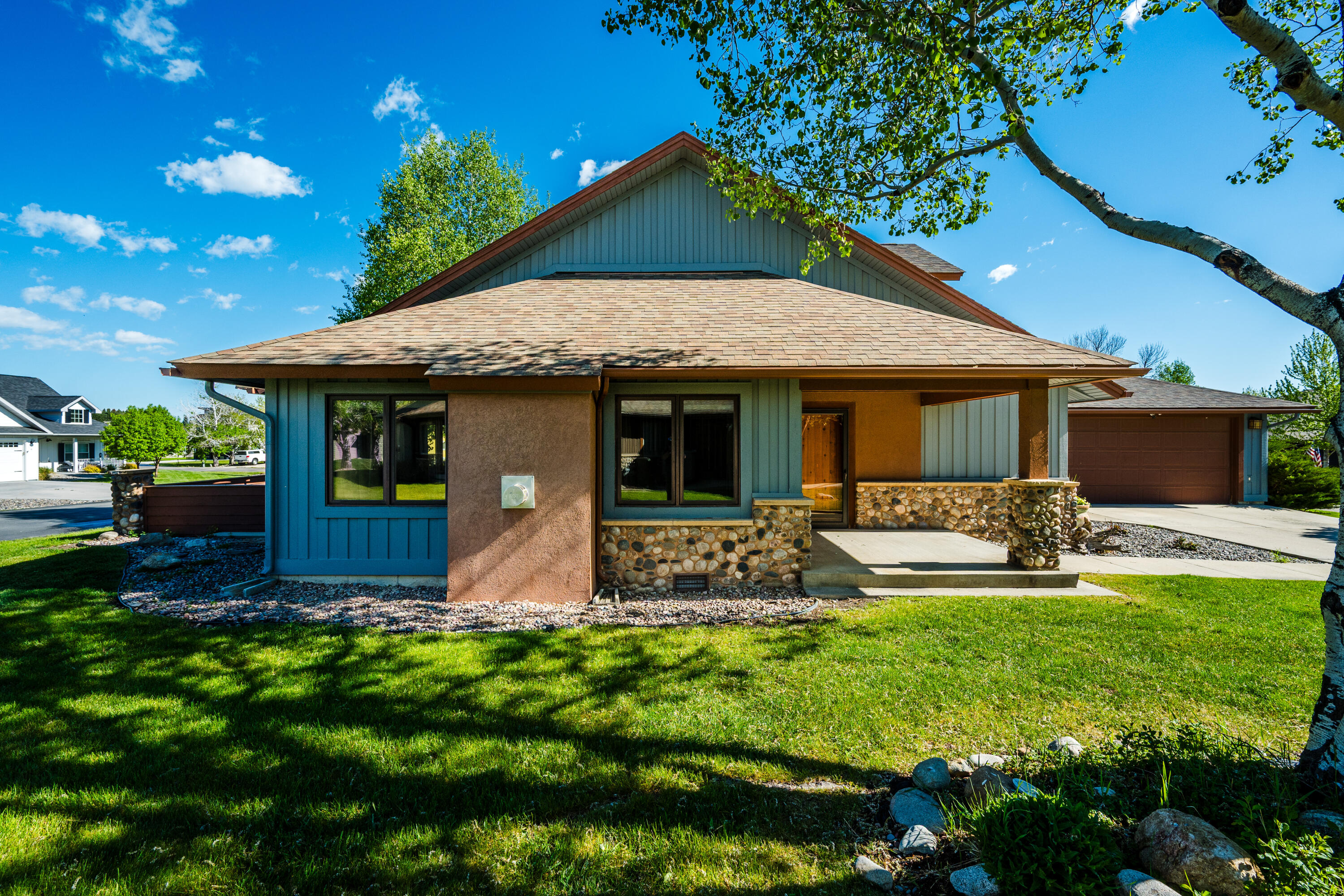 10 River Rock Road