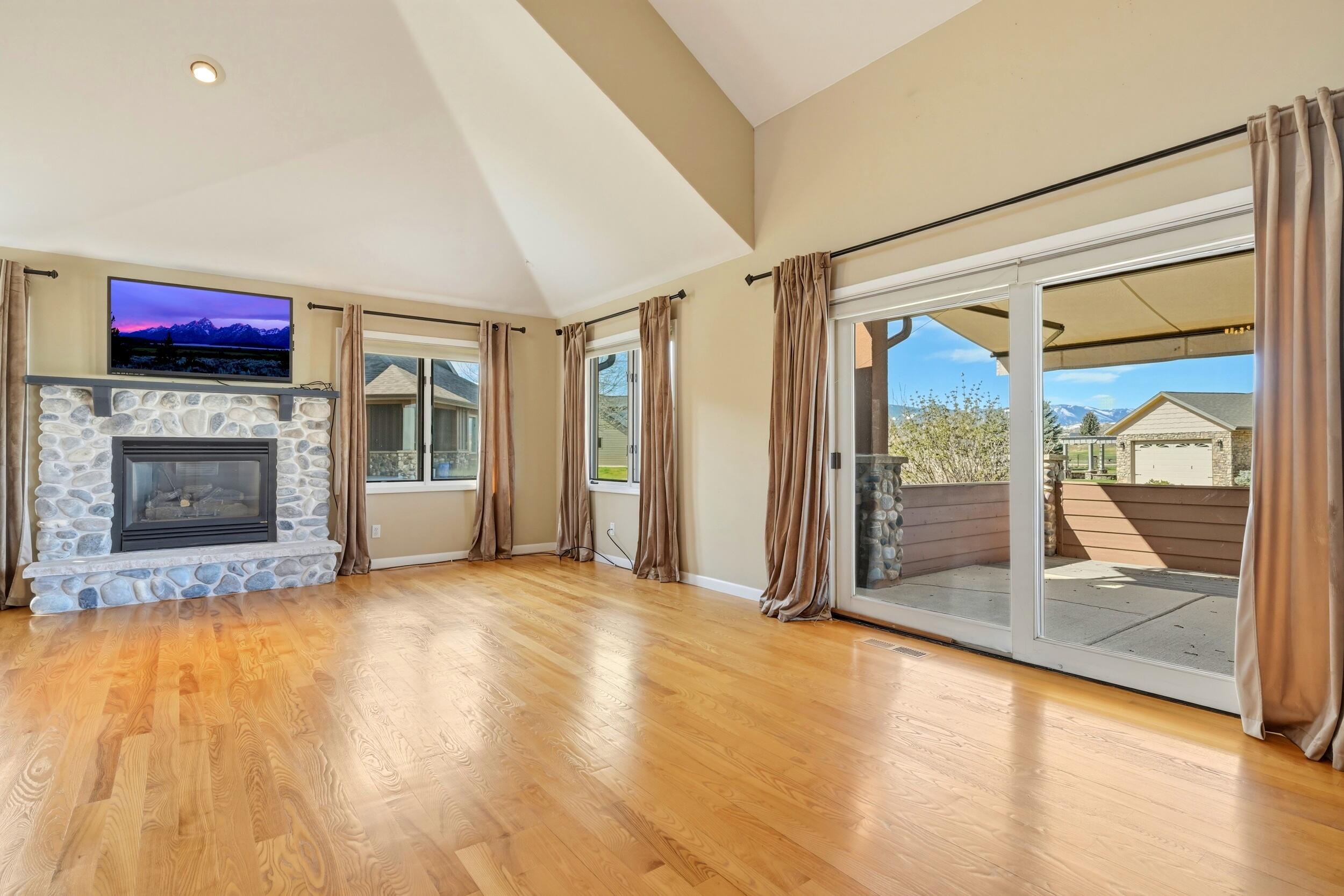 10 River Rock Road