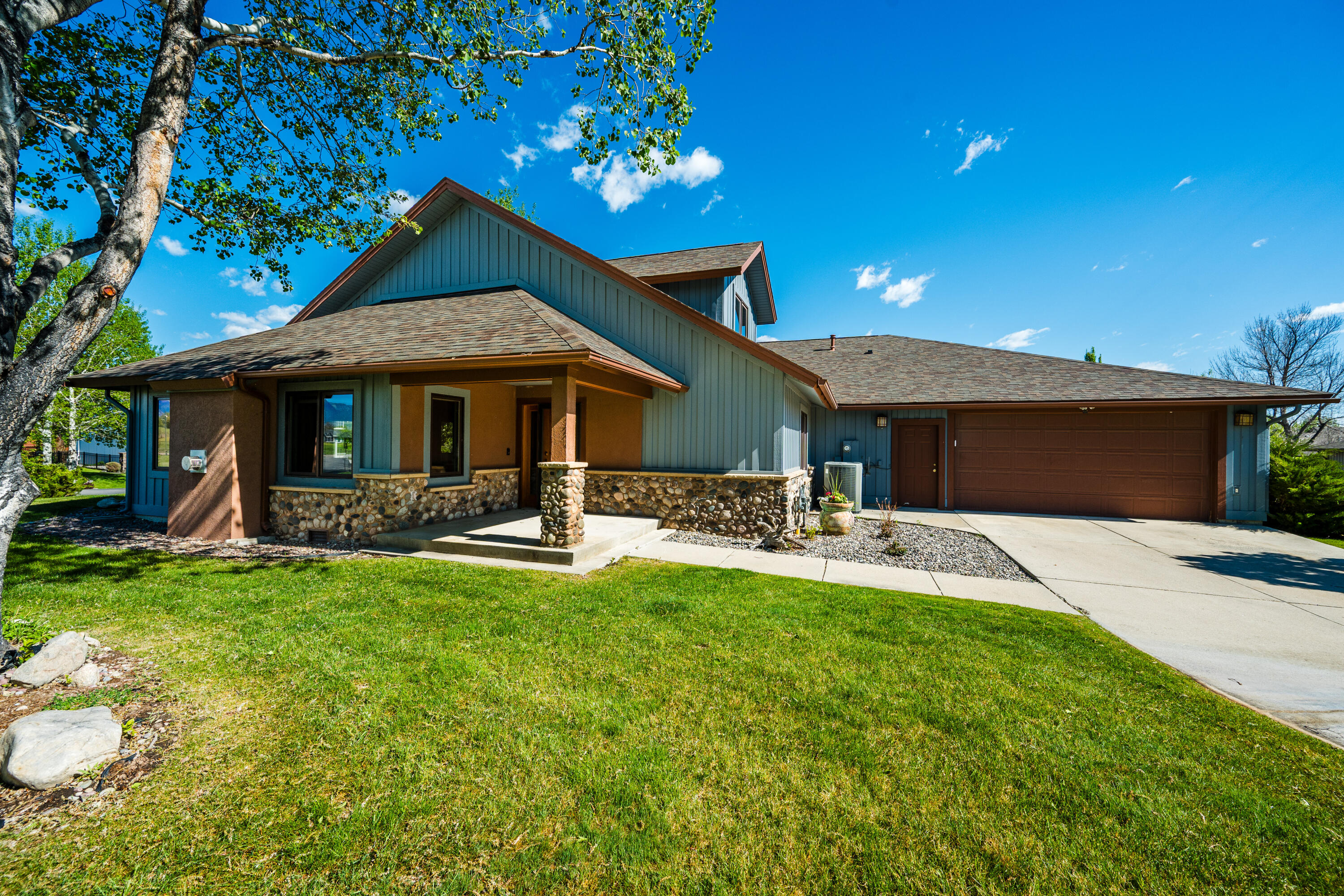 10 River Rock Road