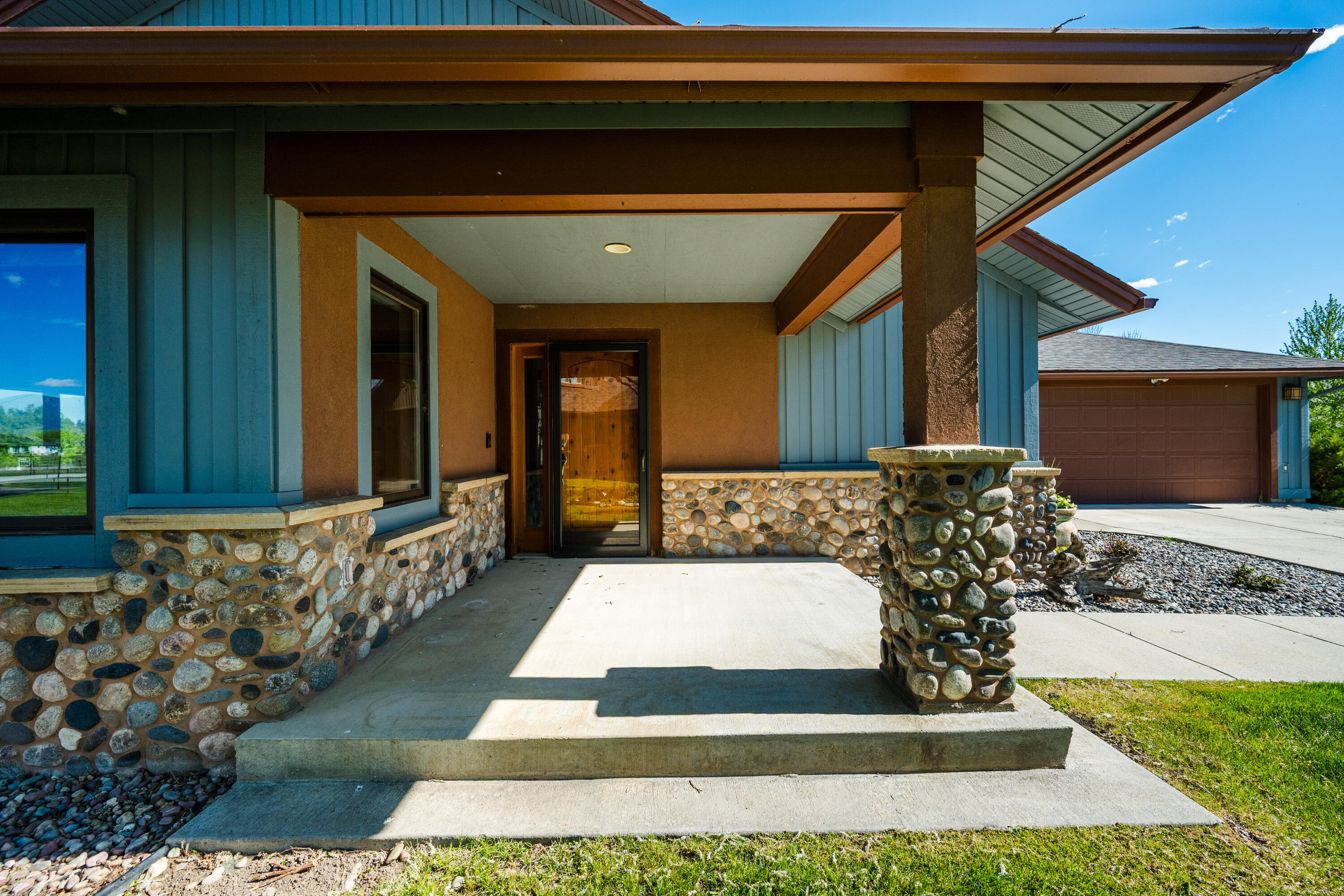 10 River Rock Road