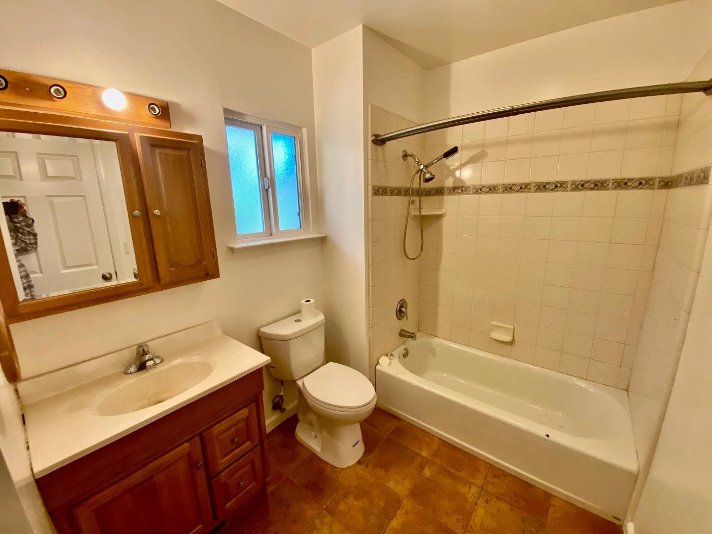 1045-1049 Brommer ST