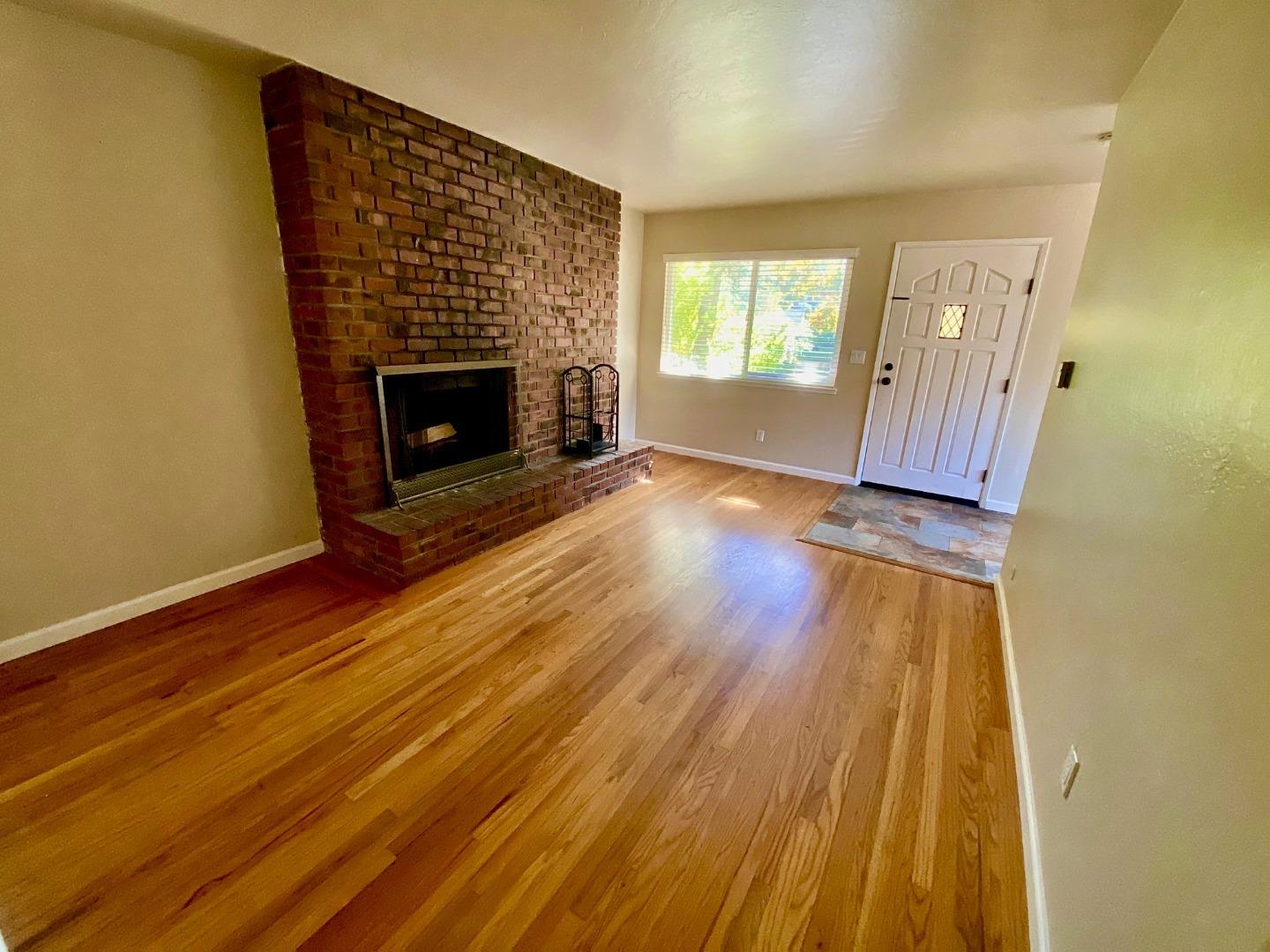 1045-1049 Brommer ST