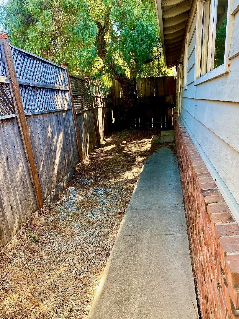 1045-1049 Brommer ST