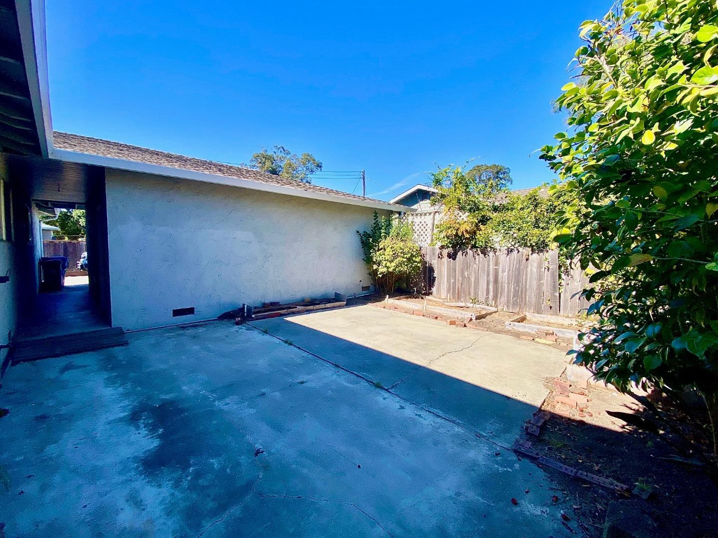 1045-1049 Brommer ST