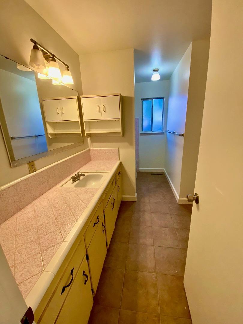 1045-1049 Brommer ST