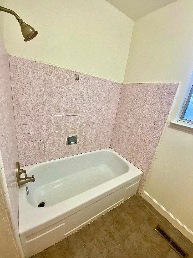 1045-1049 Brommer ST