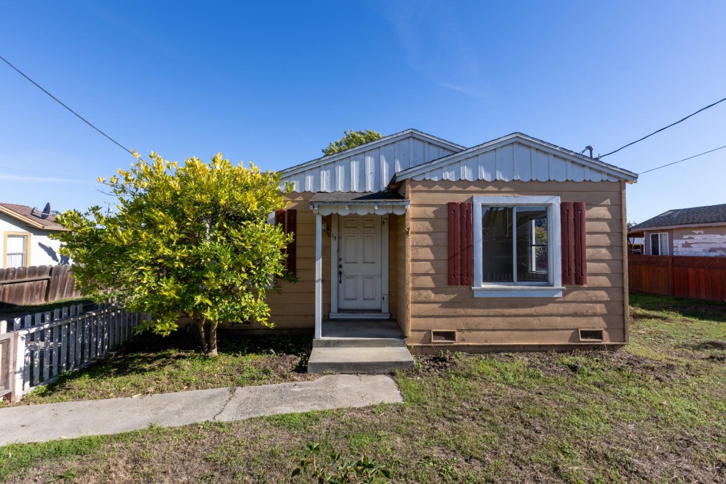 15 Lone Pine Avenue