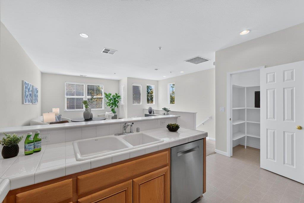 233 Lighthouse DR