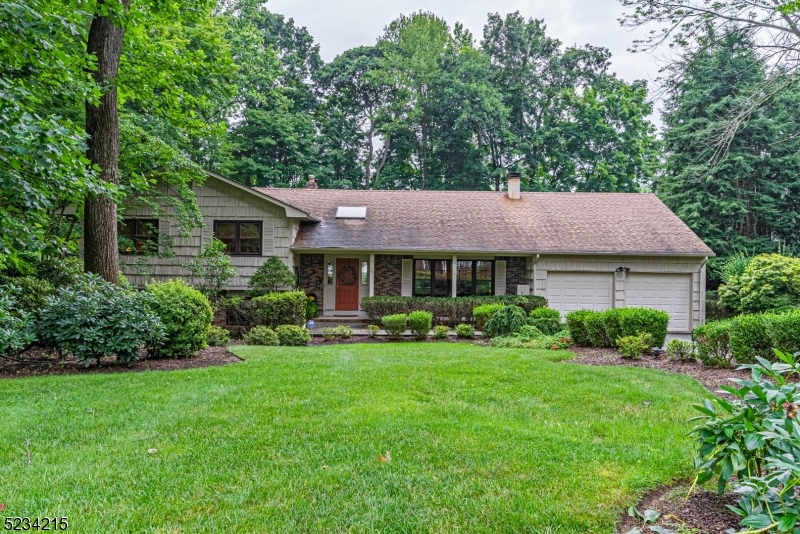 10 Lamoureux Ln