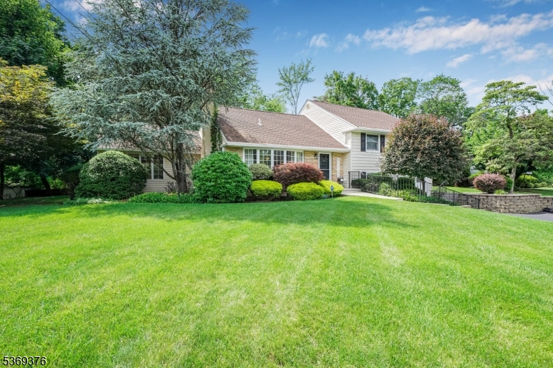 97 Green Knolls Dr