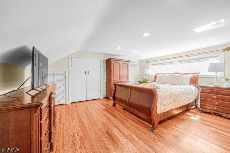 97 Green Knolls Dr