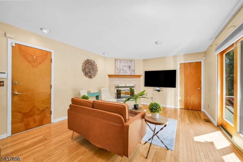 72 Agawam Dr