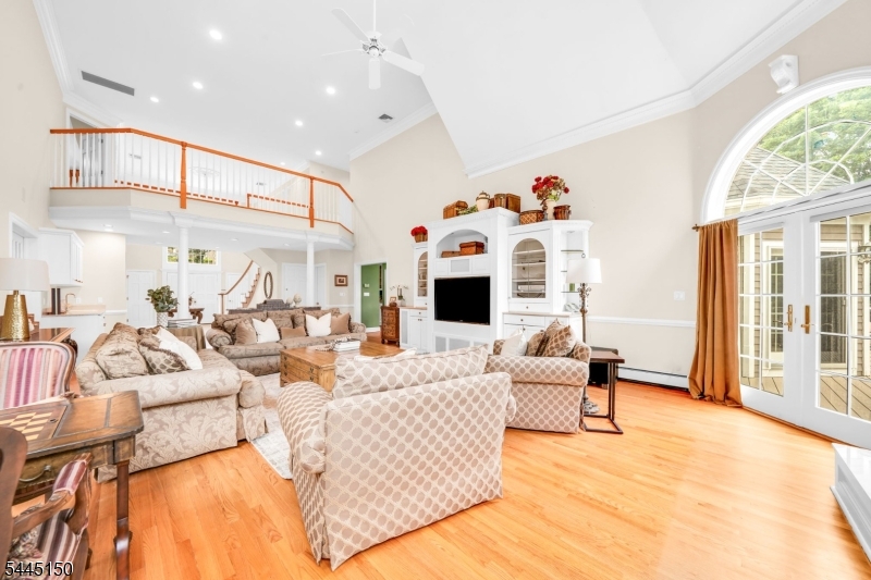 817 Peach Tree Ln