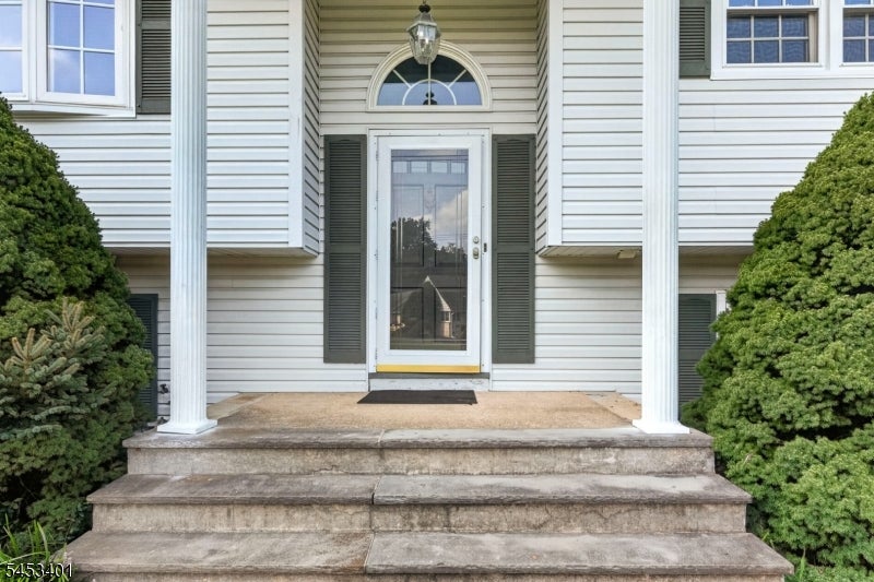 13 Friar Way