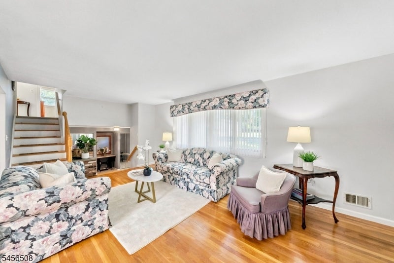 33 Waling Dr