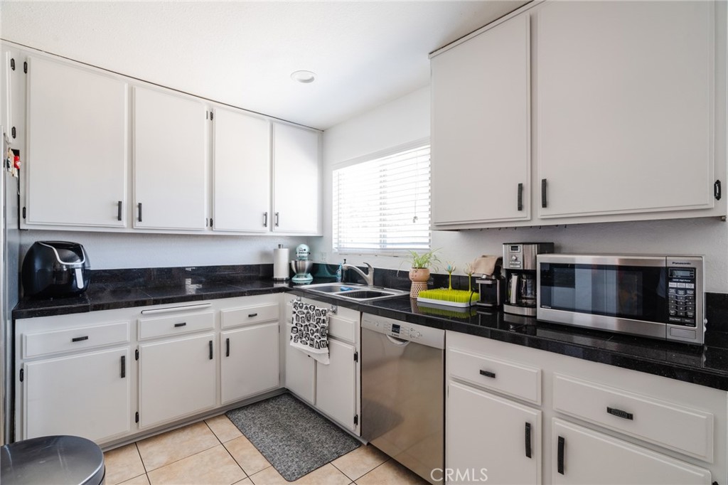 19545 Sherman Way Unit: 16