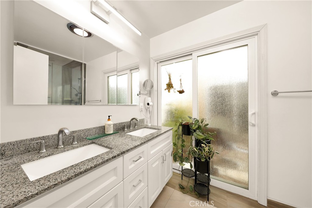 8544 De Soto Avenue Unit: 6