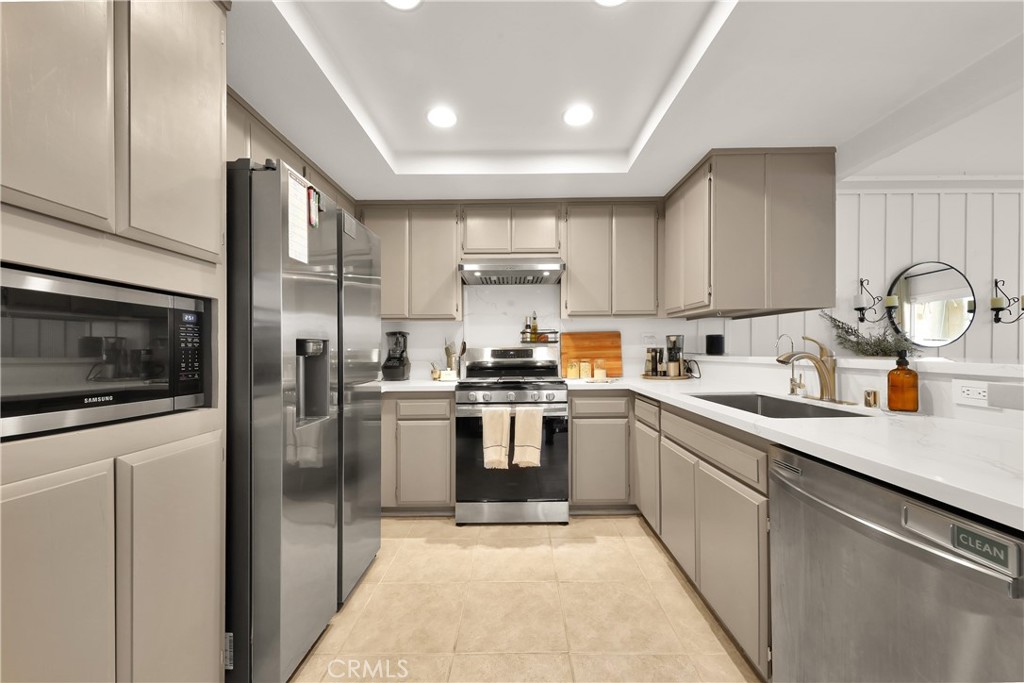 8544 De Soto Avenue Unit: 6