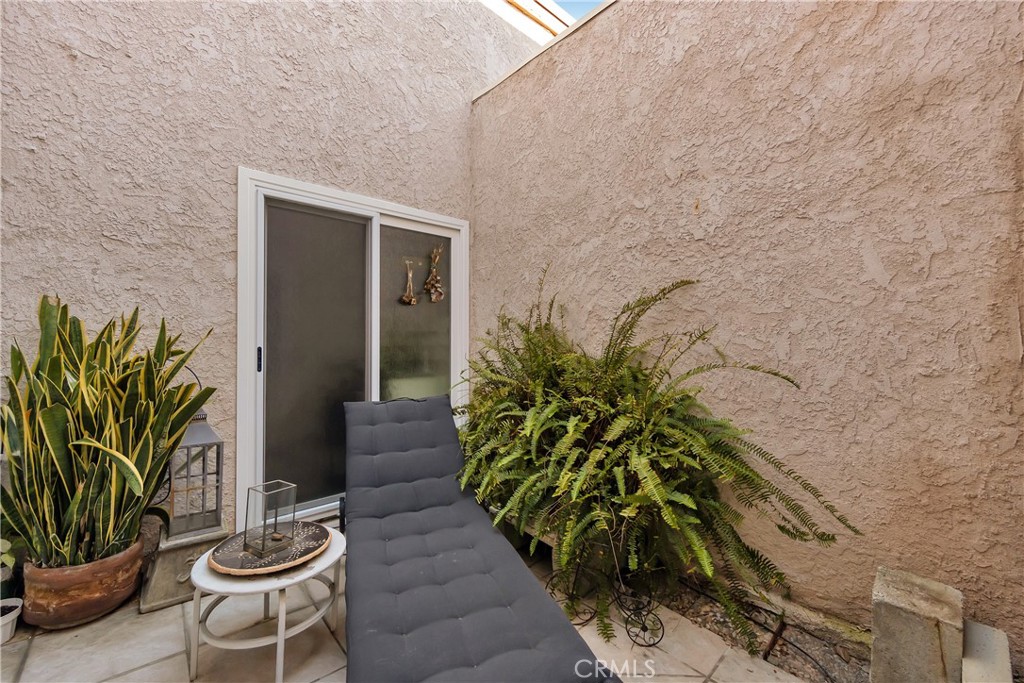 8544 De Soto Avenue Unit: 6