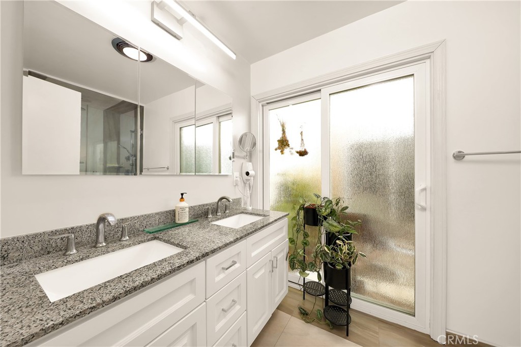 8544 De Soto Avenue Unit: 6