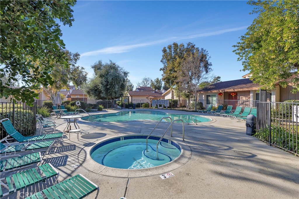 8544 De Soto Avenue Unit: 6