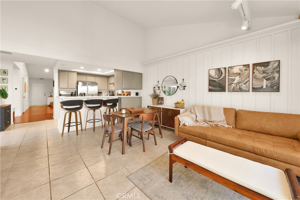 8544 De Soto Avenue Unit: 6