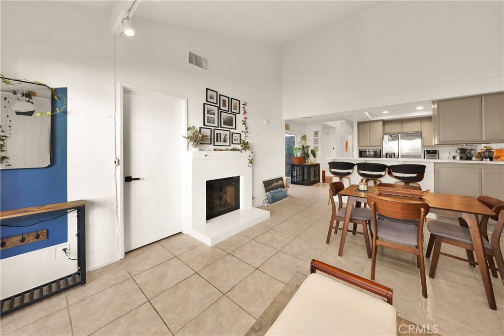 8544 De Soto Avenue Unit: 6