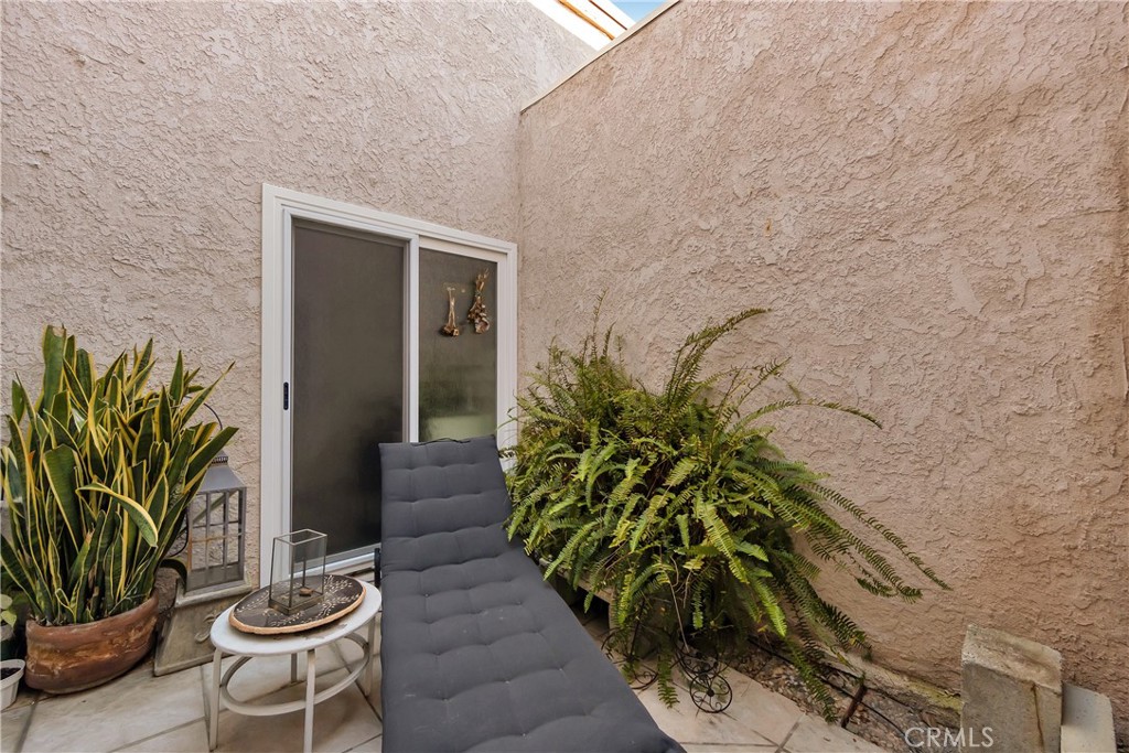8544 De Soto Avenue Unit: 6