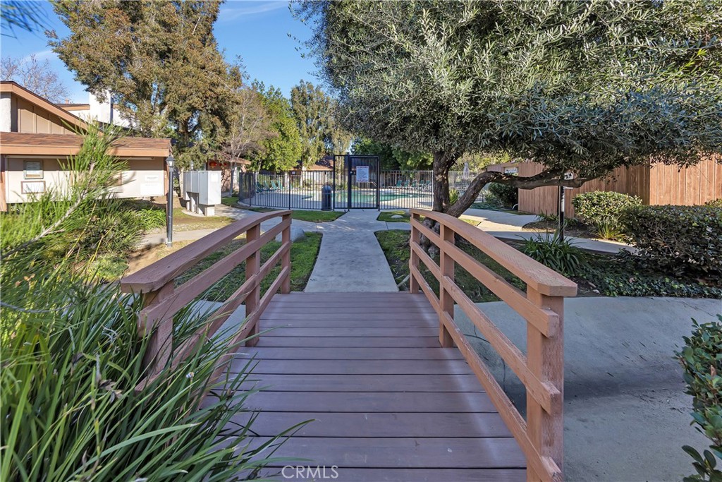 8544 De Soto Avenue Unit: 6