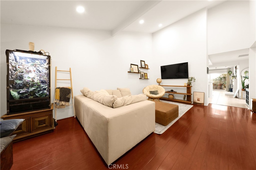 8544 De Soto Avenue Unit: 6