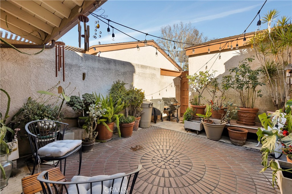 8544 De Soto Avenue Unit: 6