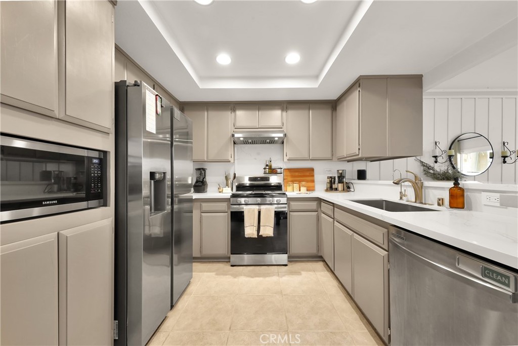 8544 De Soto Avenue Unit: 6