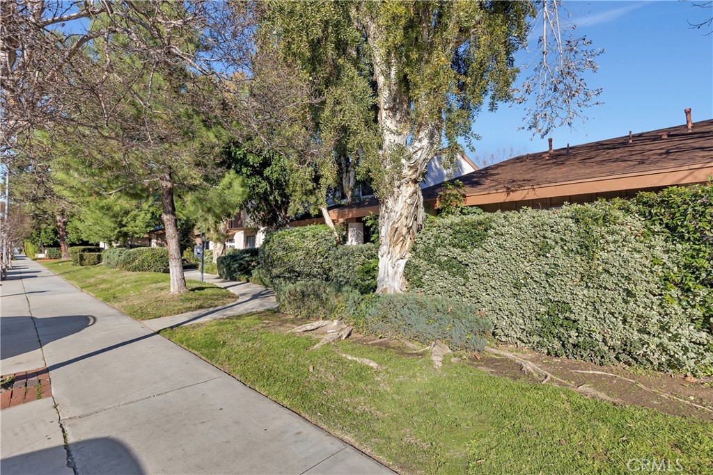 8544 De Soto Avenue Unit: 6