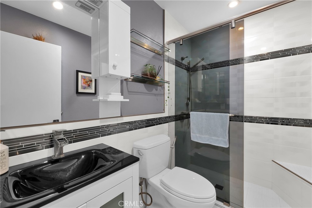 8544 De Soto Avenue Unit: 6