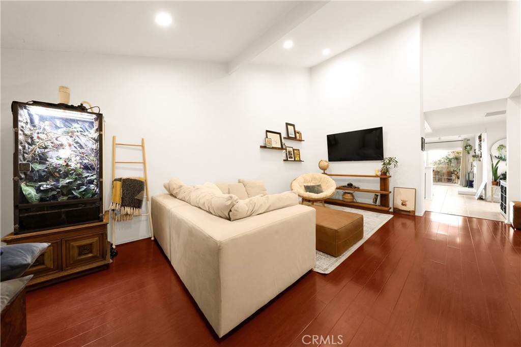 8544 De Soto Avenue Unit: 6