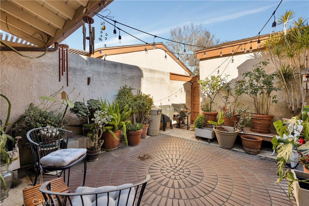 8544 De Soto Avenue Unit: 6