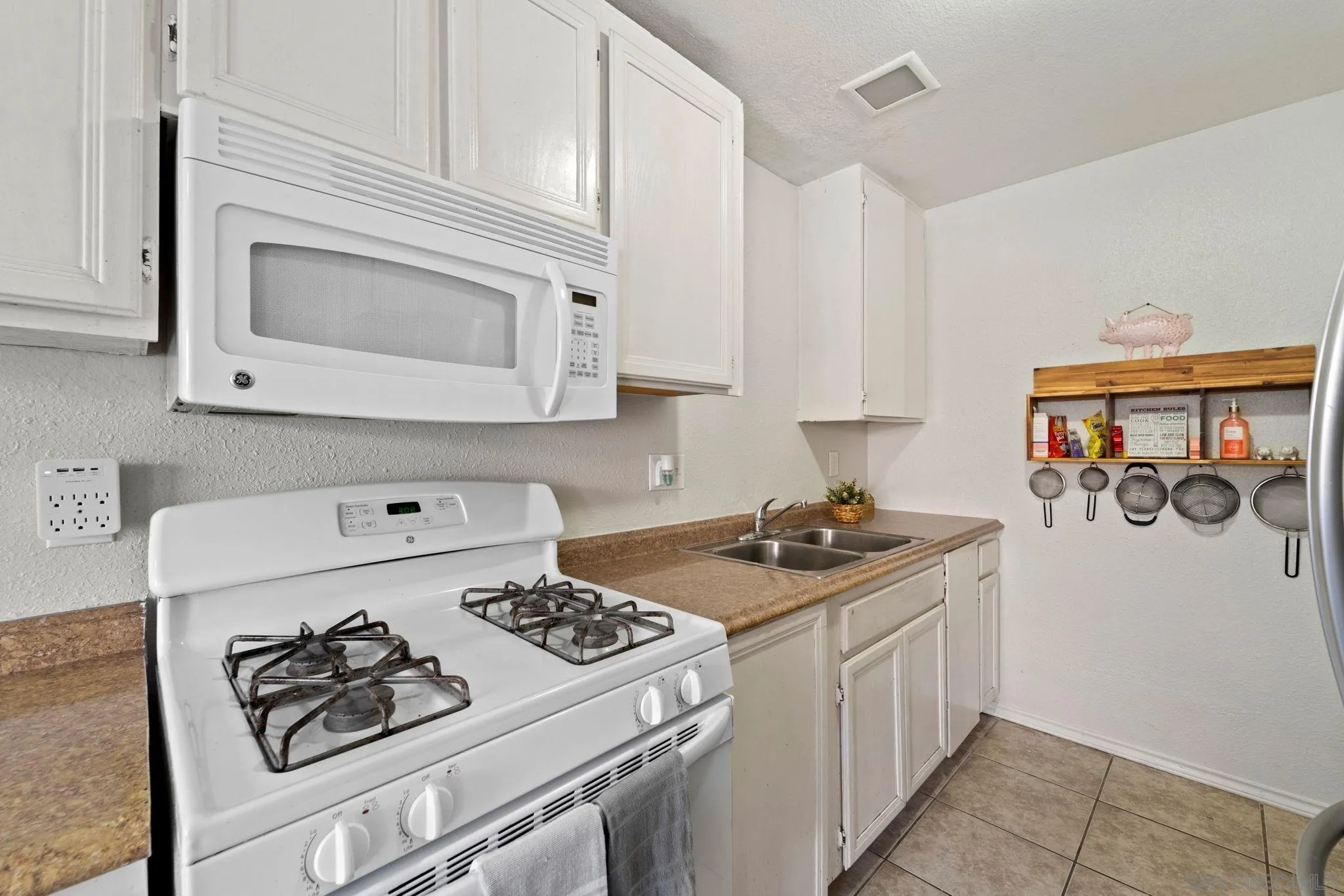 1322 W San Ysidro Blvd Unit B