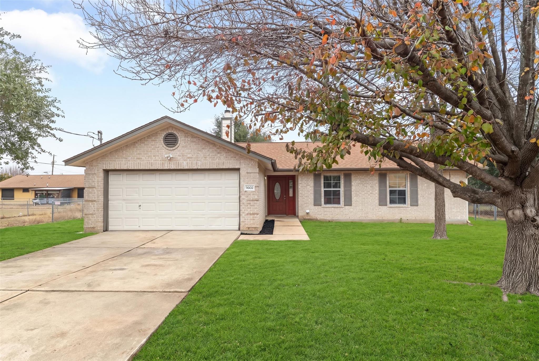 2602 Peach Tree LN