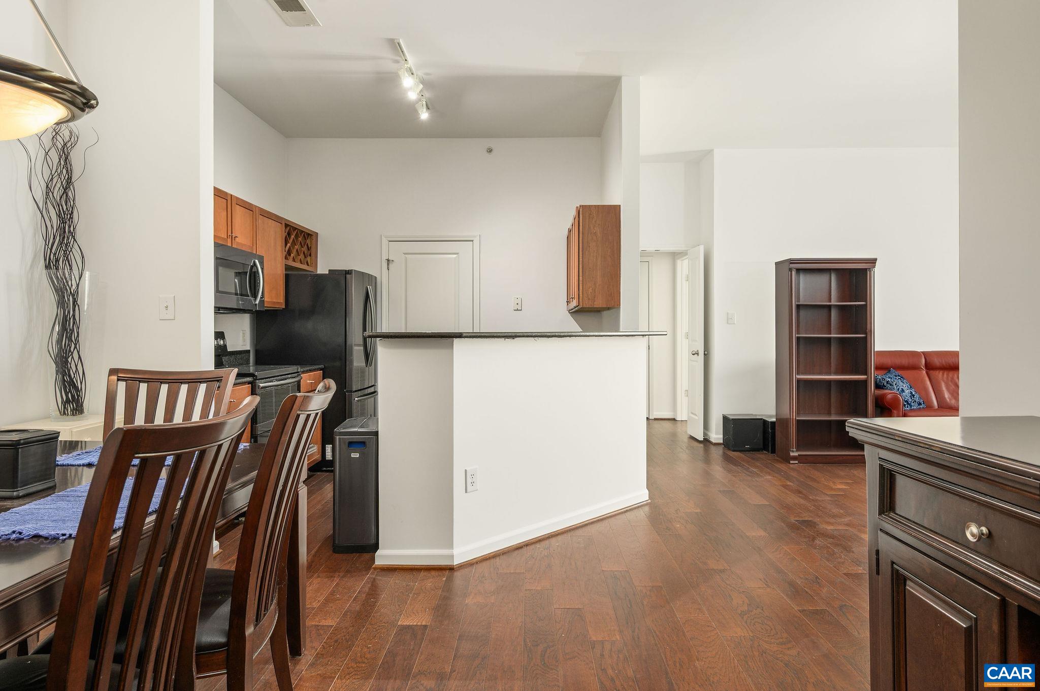 755 WALKER SQ Unit: 4B