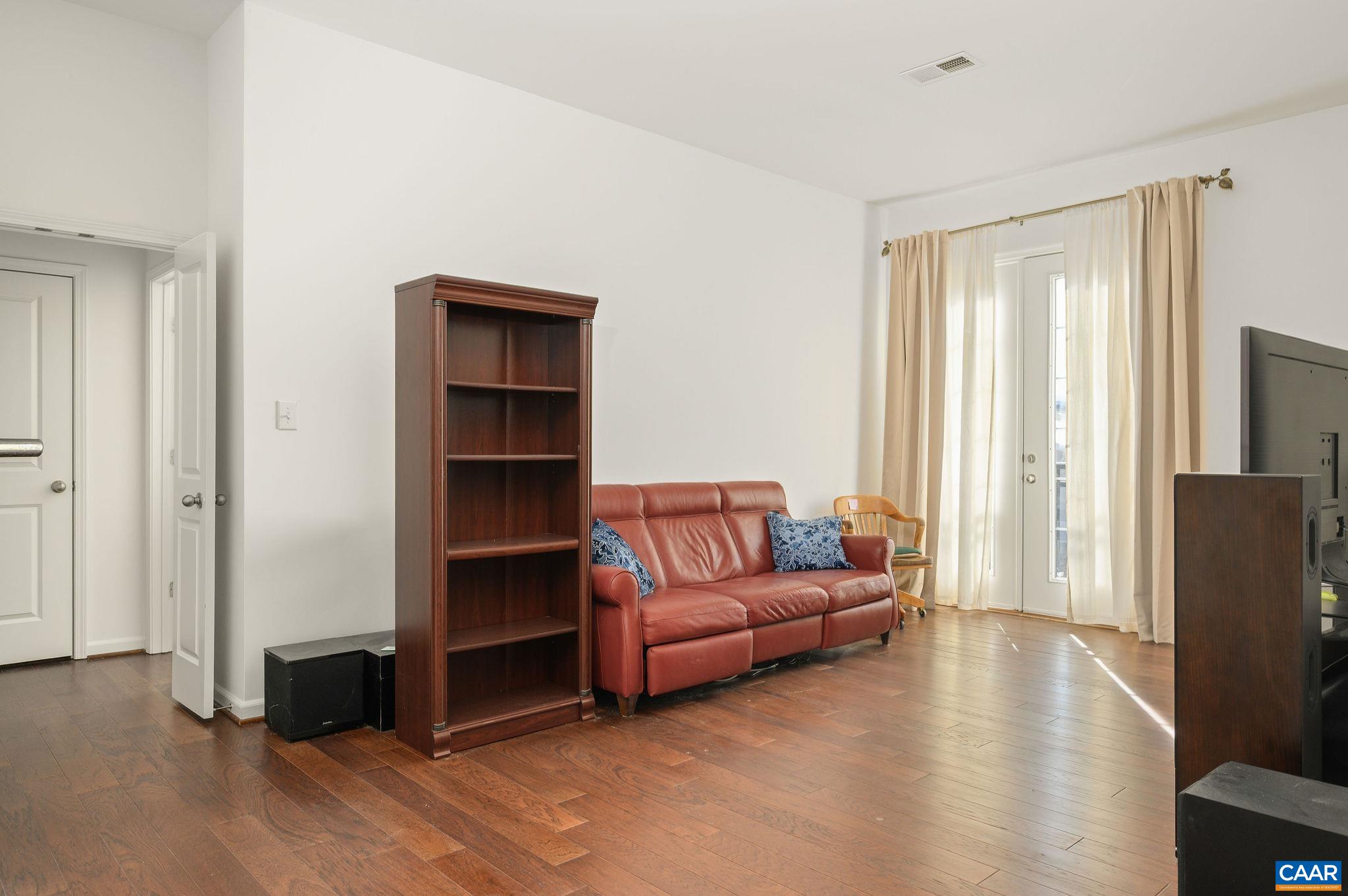 755 WALKER SQ Unit: 4B