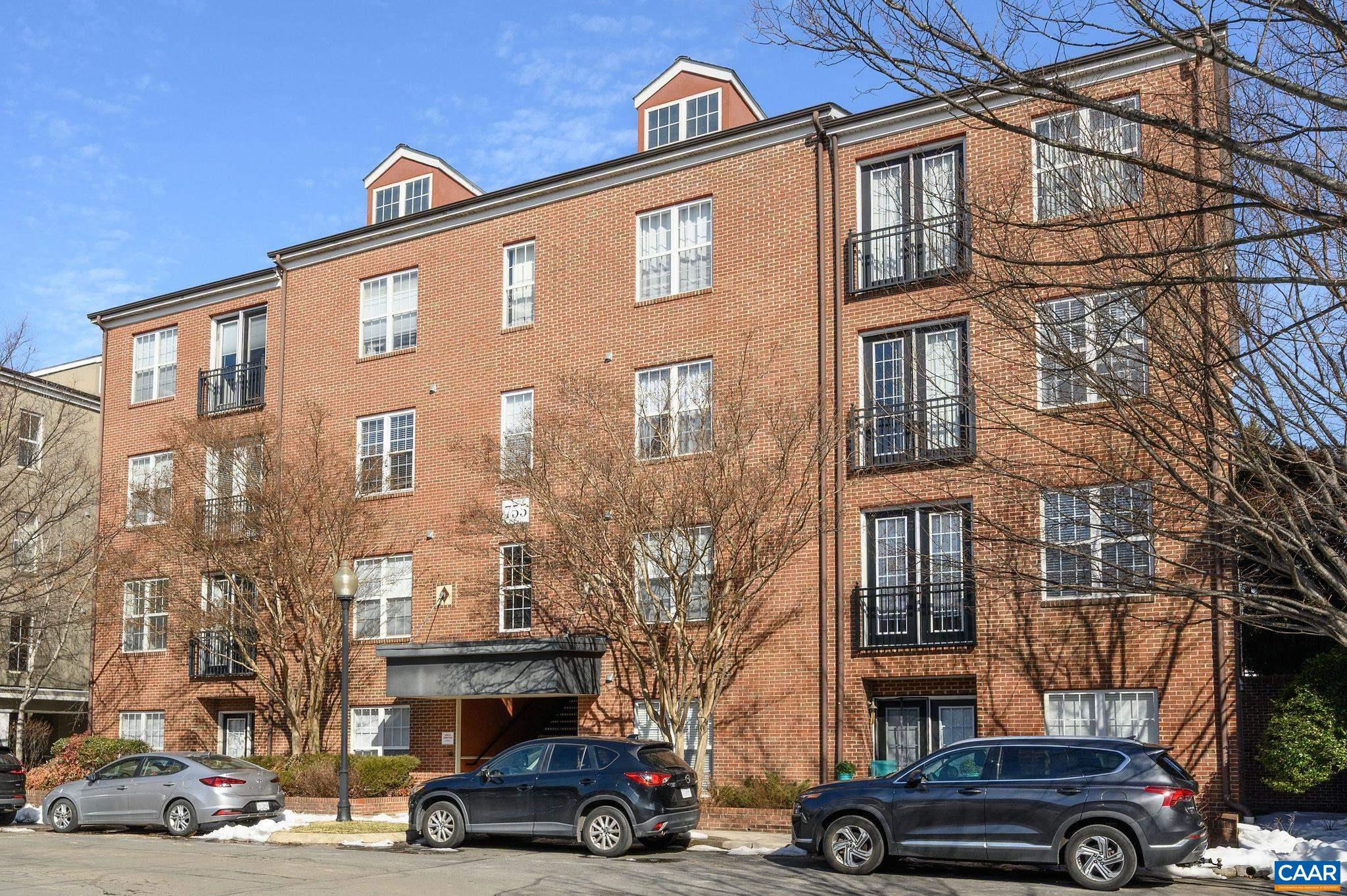 755 WALKER SQ Unit: 4B
