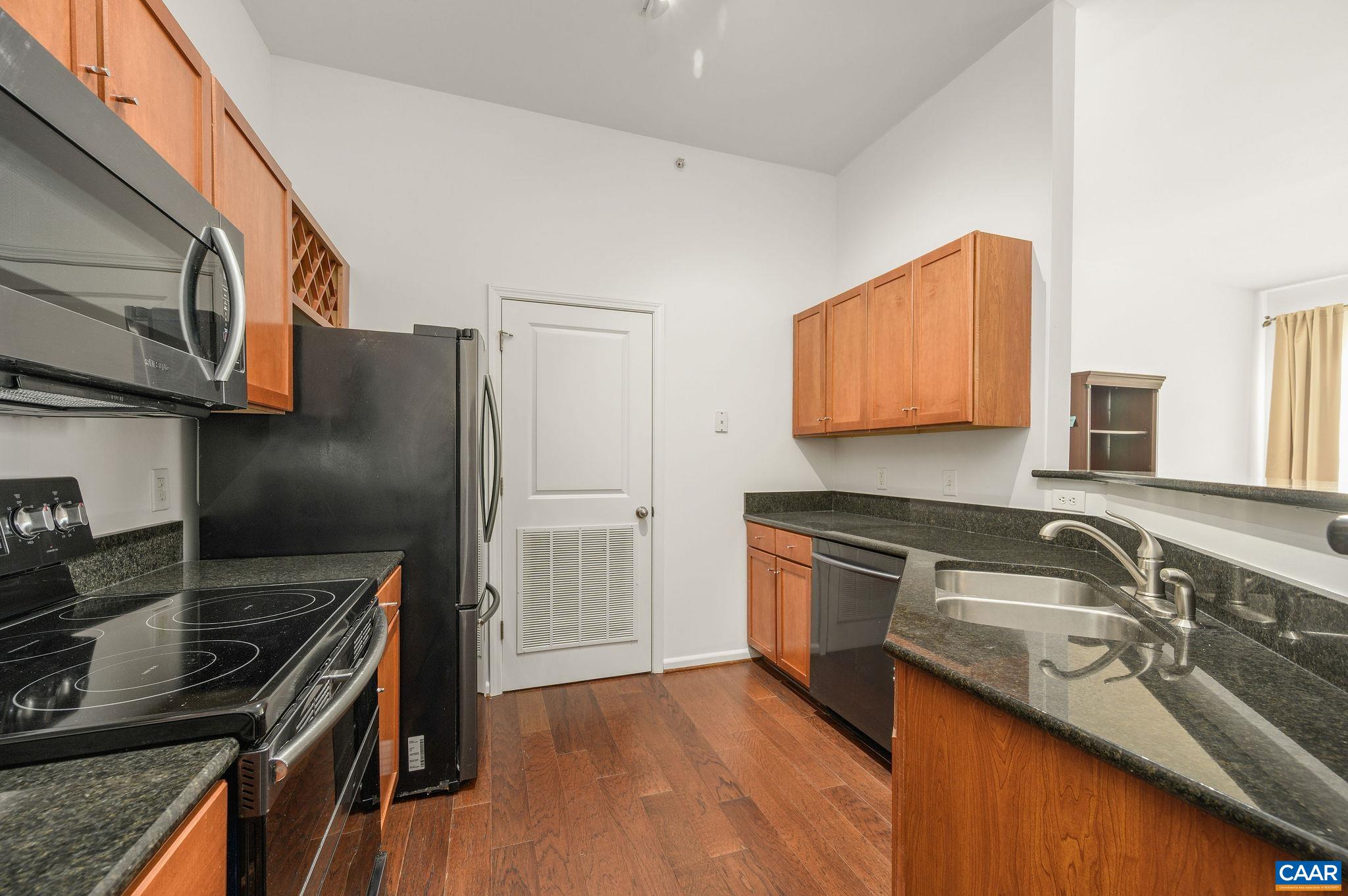 755 WALKER SQ Unit: 4B