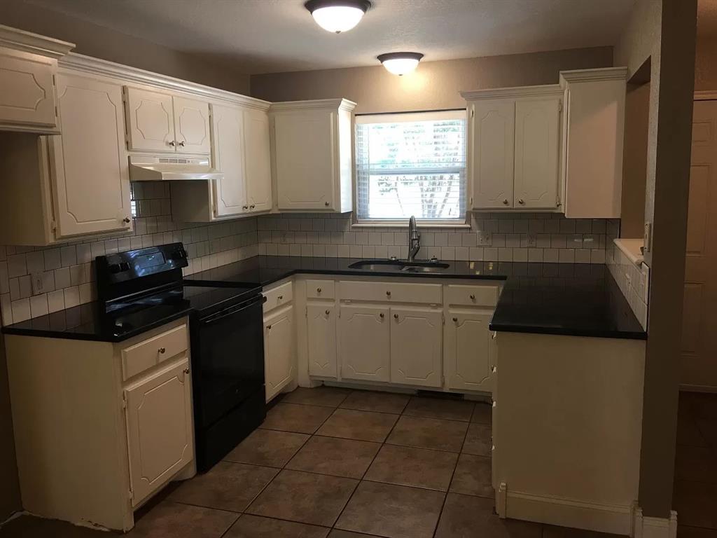 921 Rambling Oaks Drive