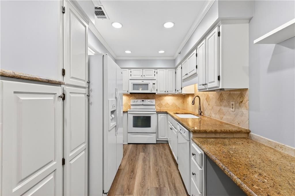 27405 Plantation Drive NE