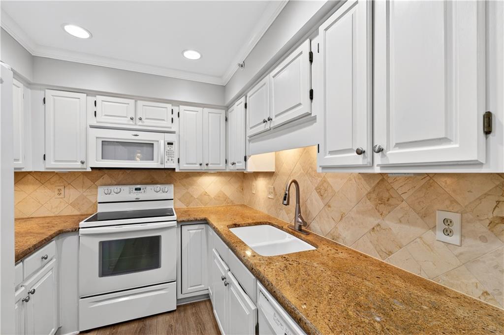 27405 Plantation Drive NE