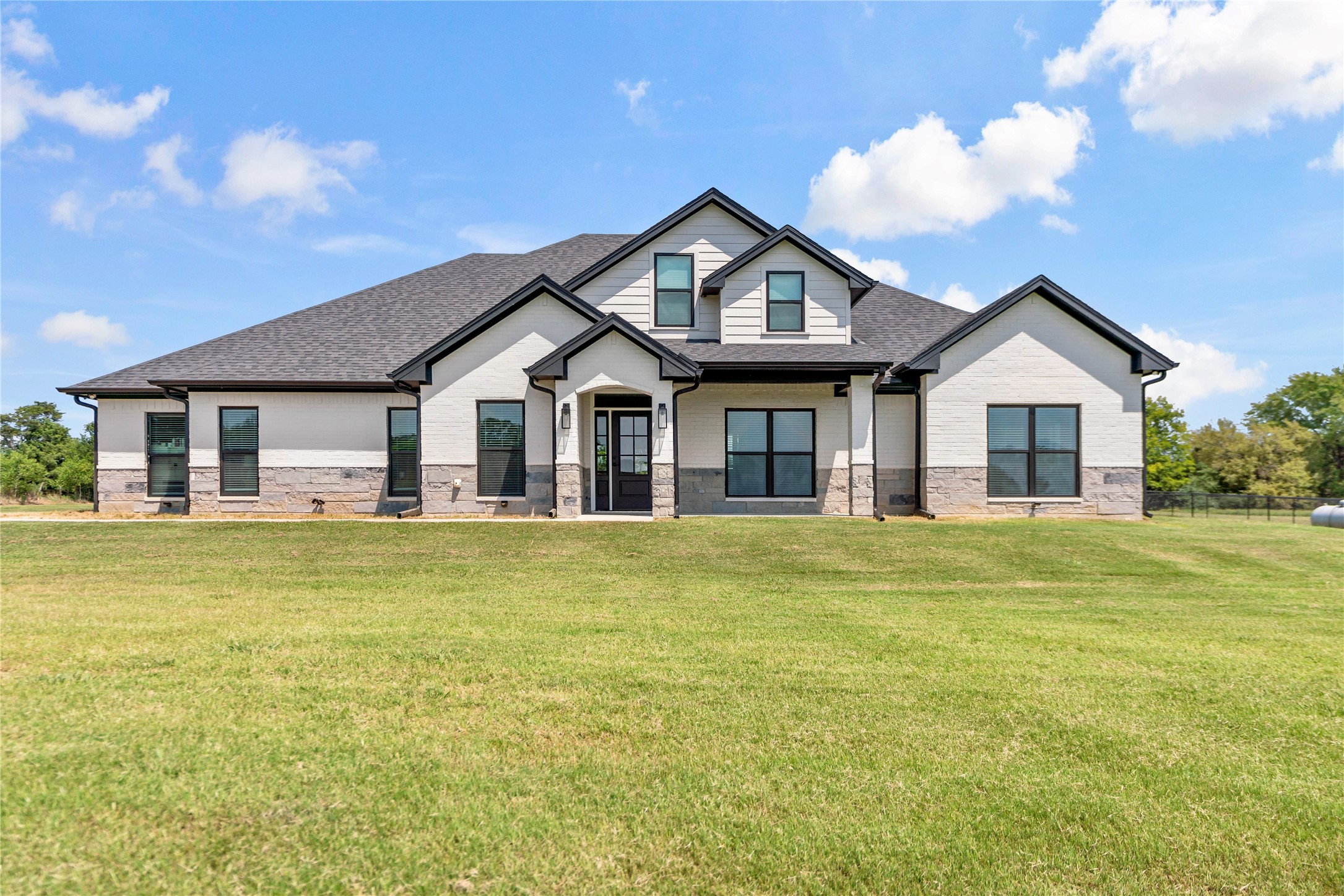 1226 Farm Road 196 N