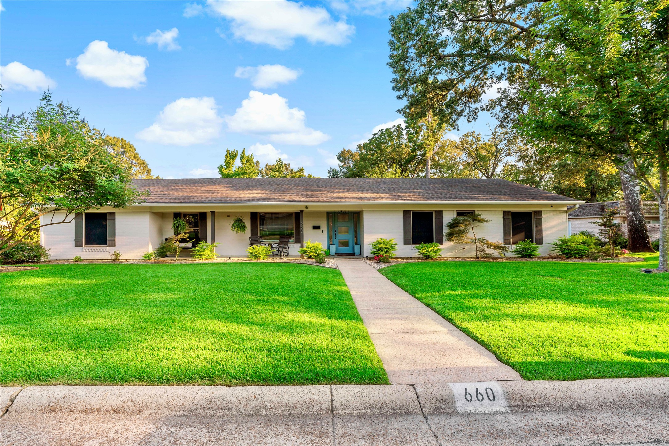 660 Twin Oaks