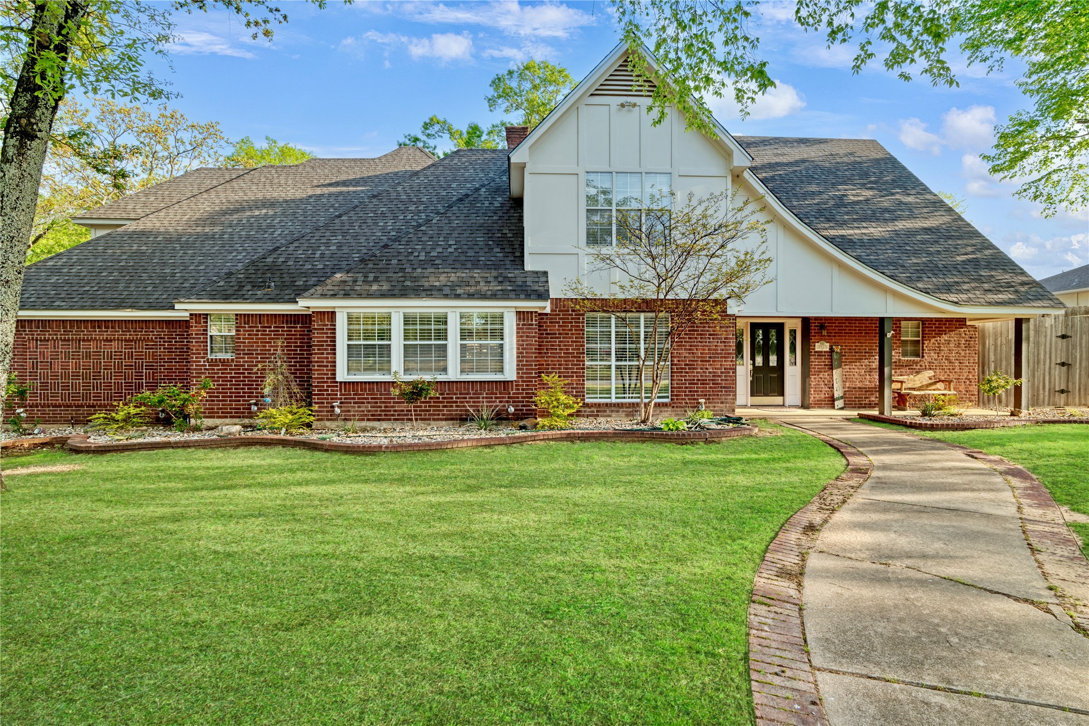 3925 Lakeshore Drive
