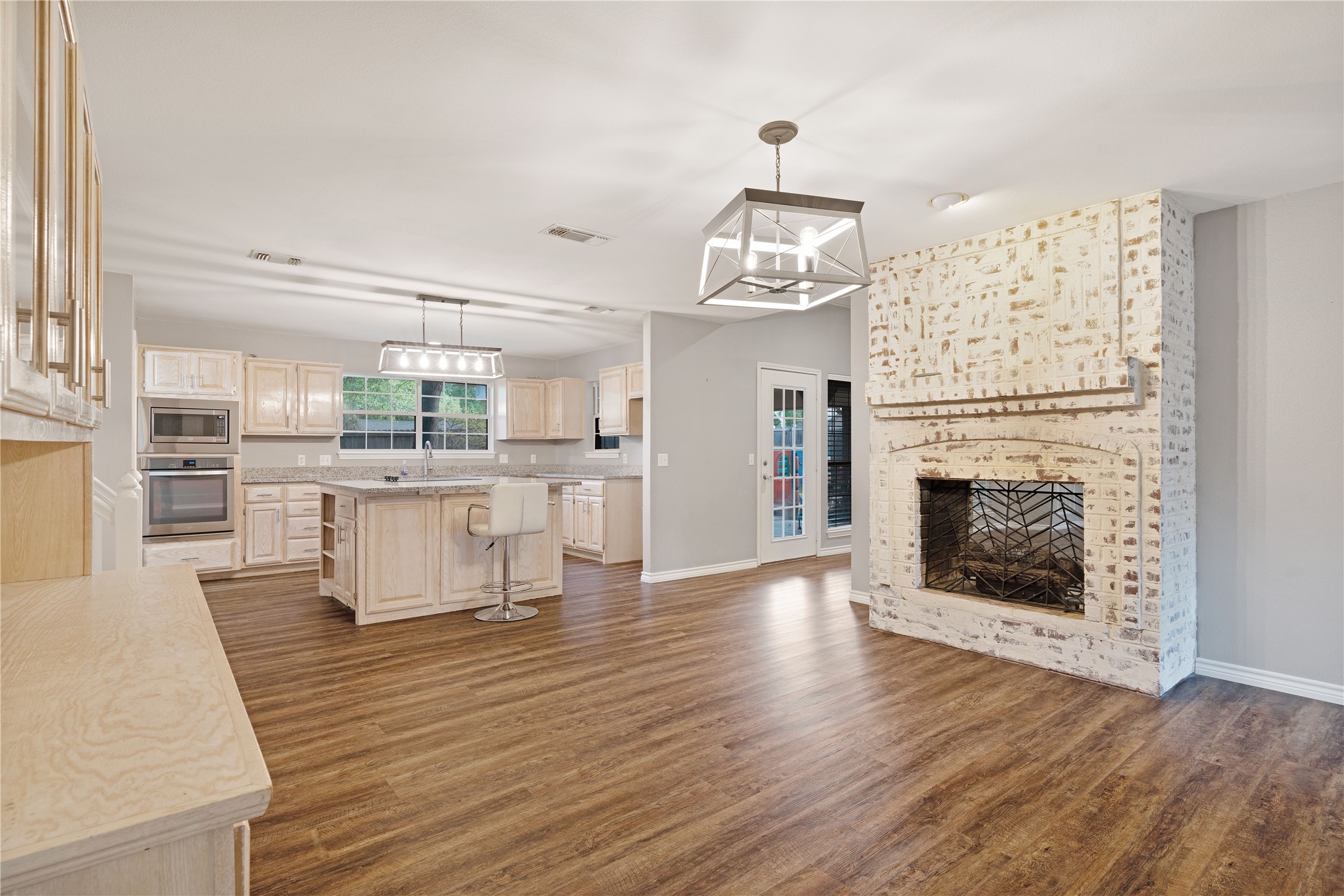 3925 Lakeshore Drive