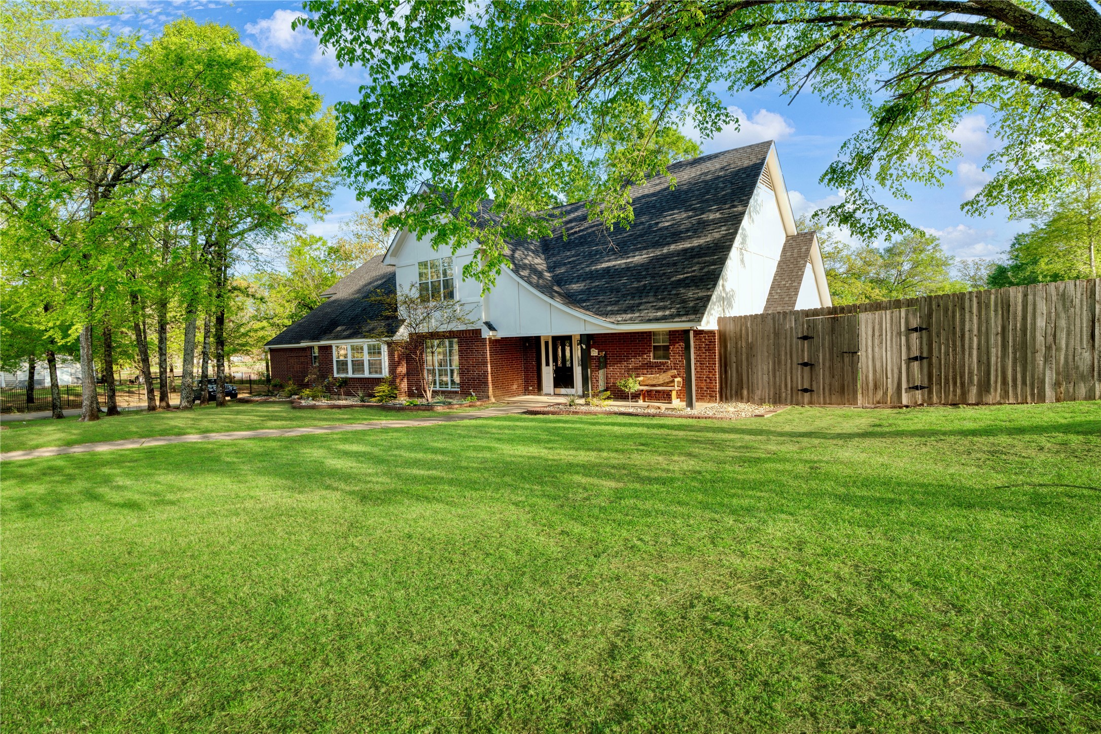 3925 Lakeshore Drive